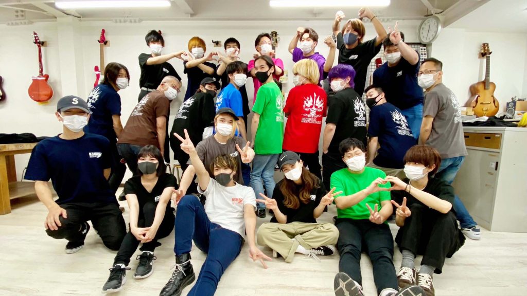 今年もギタークラフト専門学校の皆さんからオリジナルtシャツの集合写真を頂きました オリジナルtシャツのプリント デザイン作成ならトミーズ