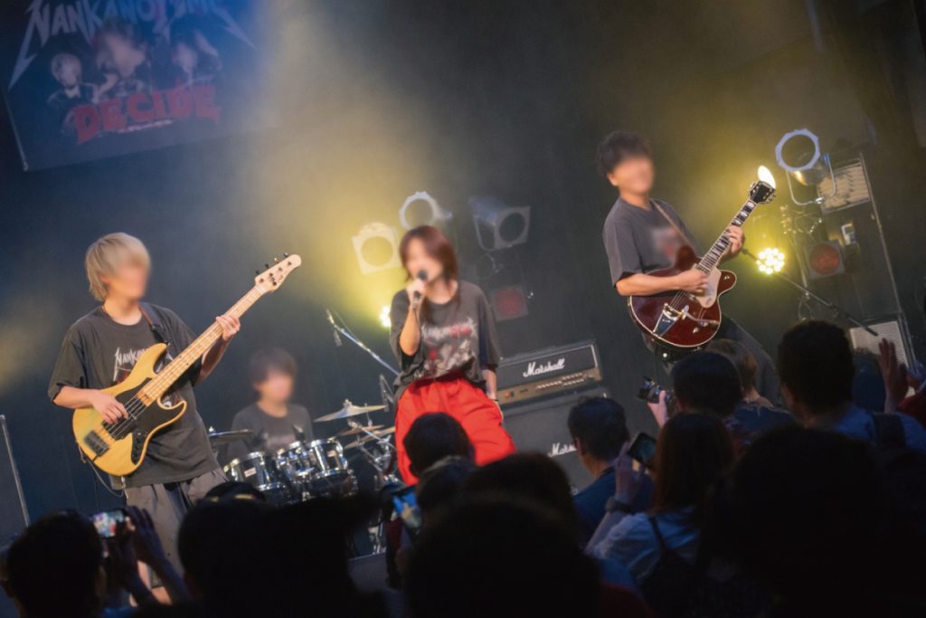 ロックバンド演奏中